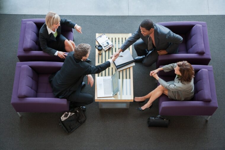 Des propriétaires d'entreprise se préparant à vendre leur entreprise avec l'aide experte d'un courtier en entreprises pour maximiser la valeur.
