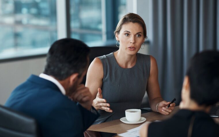Des propriétaires d'entreprise se préparant à vendre leur entreprise avec l'aide experte d'un courtier en entreprises pour maximiser la valeur.